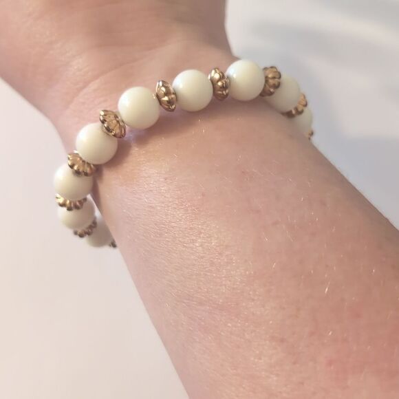 681 Cream and Gold Beaded Stretch Bracelet‎ - Picture 1 of 4